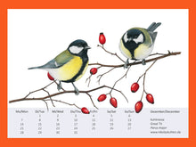 Lade das Bild in den Galerie-Viewer, 2 Kohlmeisen sitzen auf Ästen mit Hagebutten