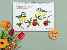 Load image into Gallery viewer, Vogelkalender 2024, Deckblatt zeigt zwei Blaumeisen und rote Früchte. Dazu Blumen als Dekoration
