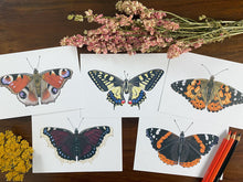 Load image into Gallery viewer, 5 verschiedene Postkarten mit Schmetterlingen, dazu Dekoblumen
